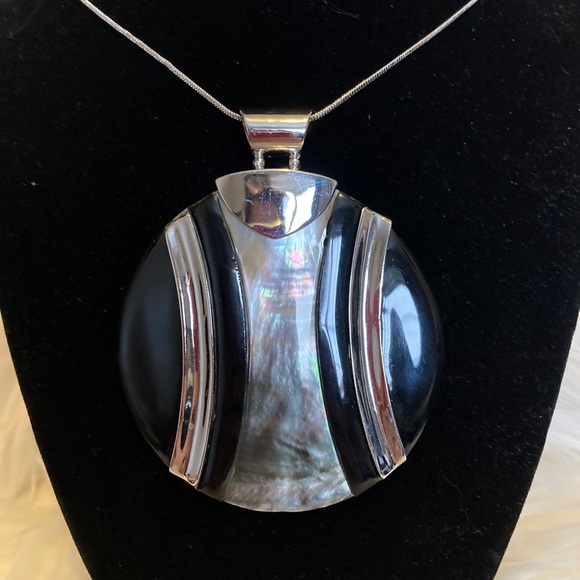 Large shell necklace, black and silverr - Picture 2 of 4